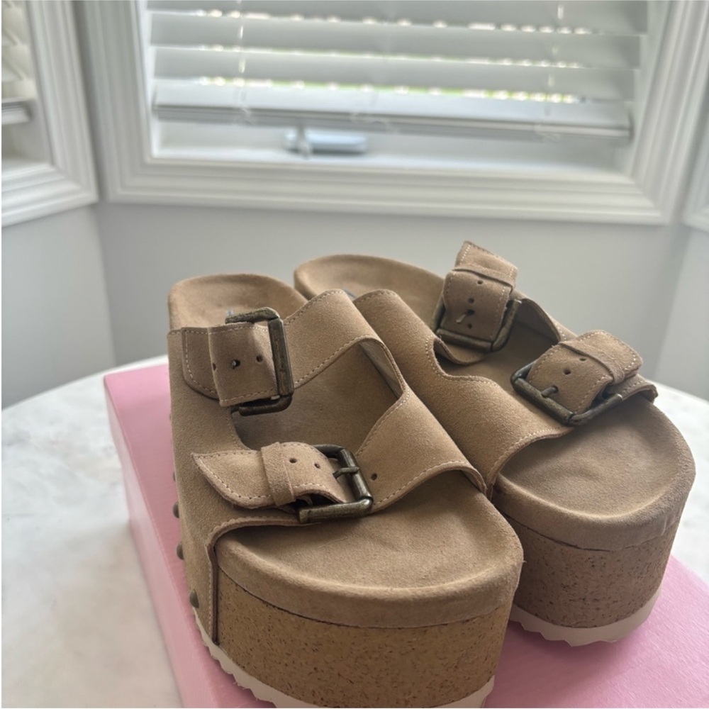 EUC. Size 8. Tan Platform Sandals with Buckle Detail.  Sexy. Cute. Comfortable - Picture 4 of 9